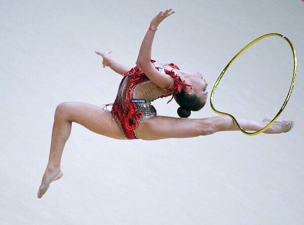 Дина Аверина выполняет упражнение с обручем в финале индивидуальной программы по художественной гимнастике на этапе Гран-при Москвы - Sputnik Узбекистан