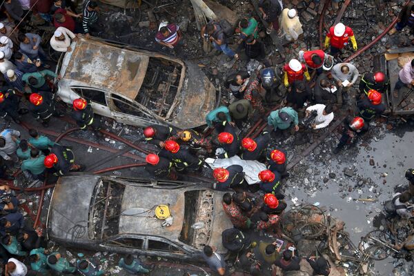 Спасатели работают на месте сгоревшего склада в Дакке, Бангладеш - Sputnik Узбекистан