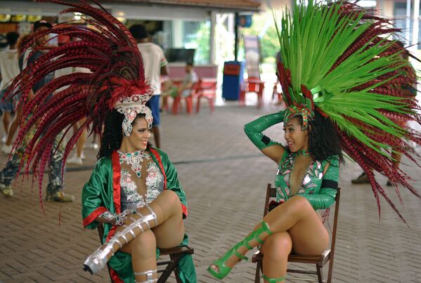 Танцоры из школы самбы Rio Grande Samba беседуют во время перерыва в репетиции в Рио-де-Жанейро - Sputnik Узбекистан