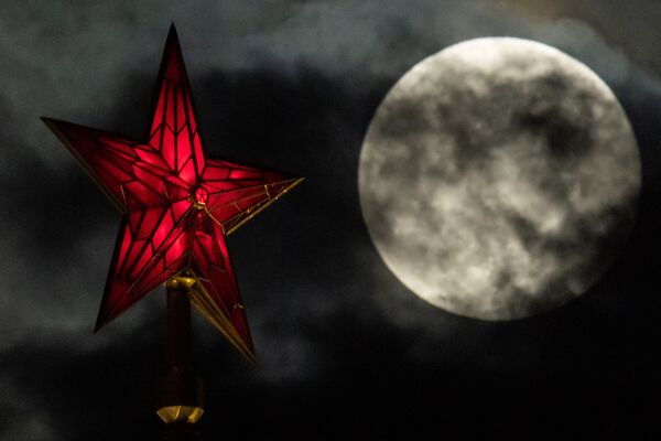 Суперлуние, наблюдаемое в Москве - Sputnik Узбекистан
