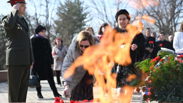 Возложение цветов к Вечному огню в Ташкенте 23 февраля - Sputnik Узбекистан