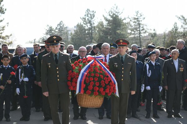Возложение цветов к Вечному огню в Ташкенте 23 февраля - Sputnik Узбекистан