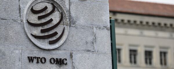 Эмблема Всемирной торговой организации (ВТО) возле здания штаб-квартиры организации в Женеве - Sputnik Узбекистан