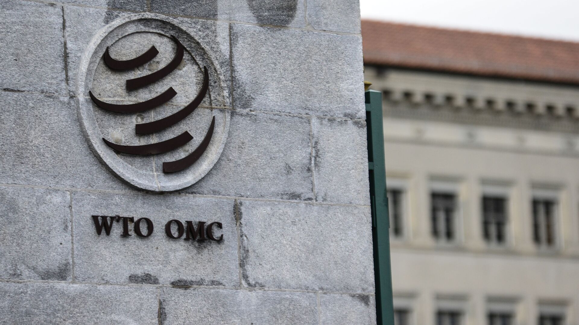 Эмблема Всемирной торговой организации (ВТО) возле здания штаб-квартиры организации в Женеве - Sputnik Узбекистан, 1920, 09.11.2022