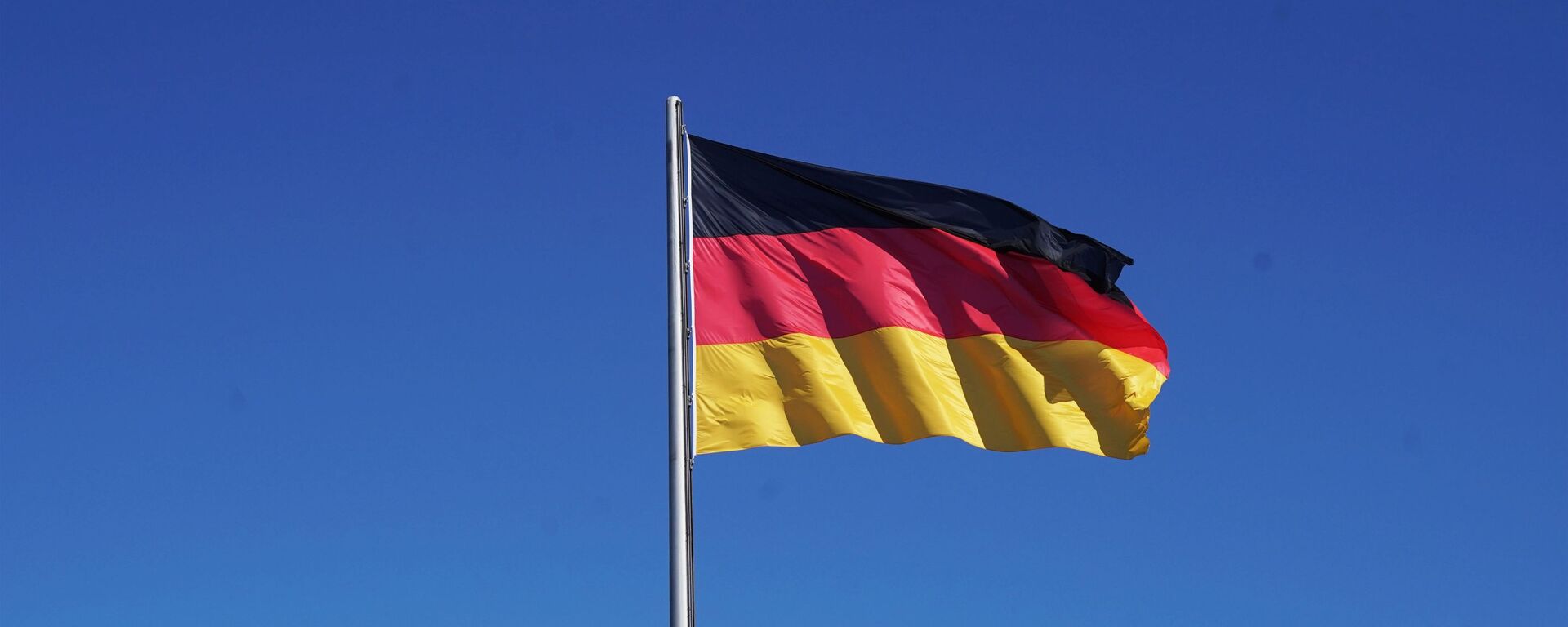 Flag Germanii na zdanii Reyxstaga v Berline - Sputnik O‘zbekiston, 1920, 18.07.2021