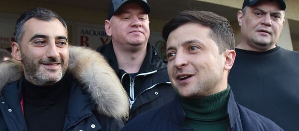 Кандидат в президенты Украины Владимир Зеленский (справа на первом плане) во время общения с участниками митинга своих противников во Львове - Sputnik Узбекистан