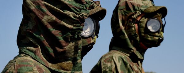 Химик ва биологик ҳимоя костюмлари кийган аскарлар Химик ва биологик ҳимоя костюмлари кийган аскарлар - Sputnik Ўзбекистон