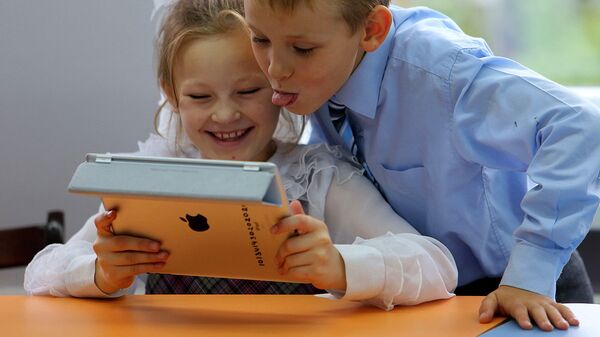 ШШкольники на уроке информатики с планшетным компьютером в руках - Sputnik Ўзбекистон