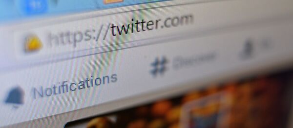 Страница сайта Twitter в окне браузера компьютера Страница сайта Twitter в окне браузера компьютера - Sputnik Узбекистан