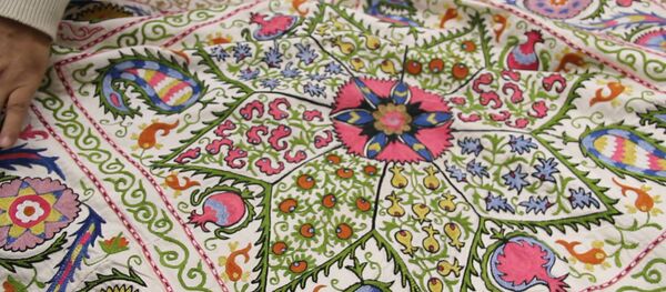 Мастер сюзане Рахмон Тошев рассказал о традиционной вышивке Мастер сюзане Рахмон Тошев рассказал о традиционной вышивке - Sputnik Узбекистан