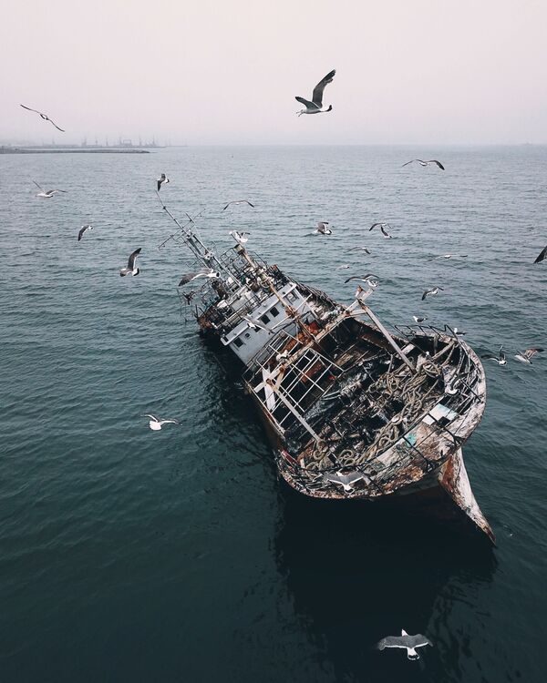 Заброшенный корабль в Корсакове. О. Сахалин. Россия - Sputnik Узбекистан