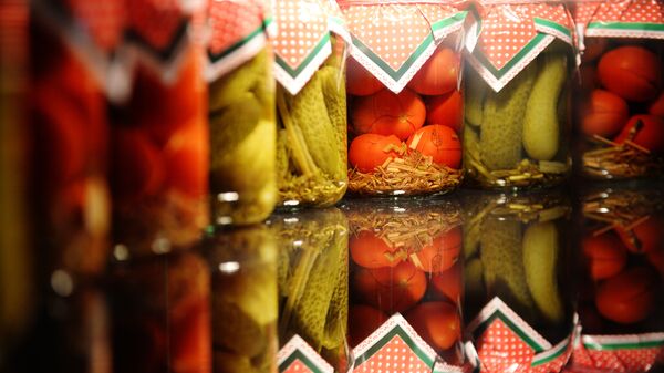 Консервированные овощи на одном из стендов российского производителя на международной выставке продуктов питания Продэкспо-2015. - Sputnik Ўзбекистон