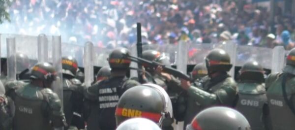 Столкновения на границе Венесуэлы и Колумбии - сотни пострадавших Столкновения на границе Венесуэлы и Колумбии - сотни пострадавших - Sputnik Ўзбекистон