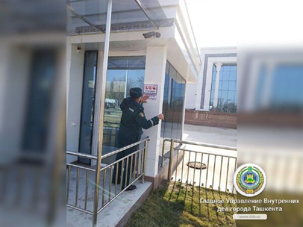 В аэропорту Ташкента появились знаки, запрещающие курение - Sputnik Узбекистан