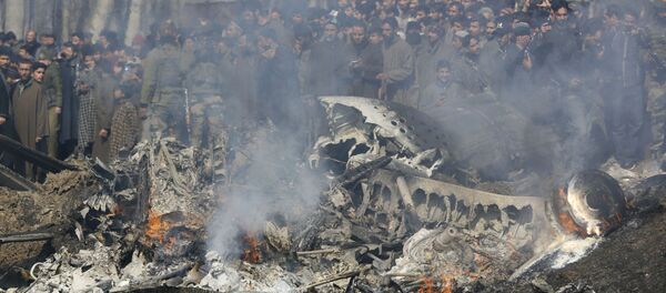 Место крушения индийского самолета в Кашмире. 27 февраля 2019 Место крушения индийского самолета в Кашмире. 27 февраля 2019 - Sputnik Ўзбекистон