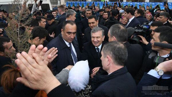 В ходе поездки в Наманганскую область президентский кортеж незапланированно остановился рядом с дехканским рынком Туракурганского района - Sputnik Узбекистан
