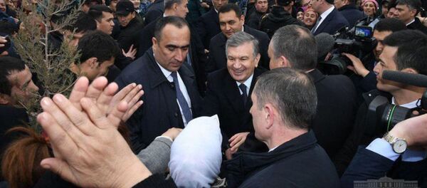 В ходе поездки в Наманганскую область президентский кортеж незапланированно остановился рядом с дехканским рынком Туракурганского района - Sputnik Узбекистан