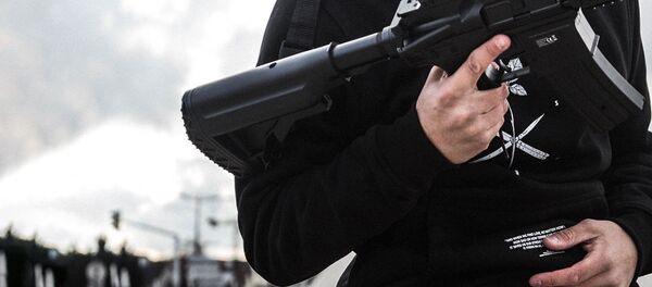 Mujchina s orujiyem v rukax Mujchina s orujiyem v rukax - Sputnik O‘zbekiston