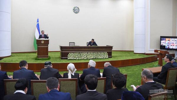 Президент Республики Узбекистан Шавкат Мирзиёев анализирует показатели Наманганской области - Sputnik Узбекистан