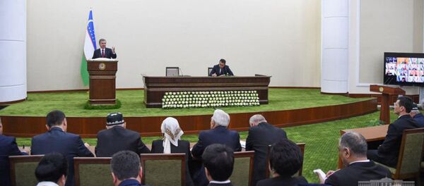 Президент Республики Узбекистан Шавкат Мирзиёев анализирует показатели Наманганской области - Sputnik Узбекистан