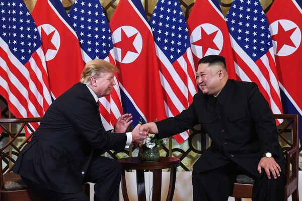 Лидер Северной Кореи Ким Чен Ын и президент США Дональд Трамп во время второго саммита США-КНДР в Ханое, Вьетнам - Sputnik Узбекистан