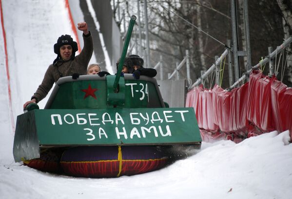 Участники заезда на фестивале необычных саней Battle сани в Москве - Sputnik Узбекистан