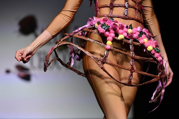 Модель в изделии из шоколада на модном показе Шоколадной ярмарки в Брюсселе - Sputnik Узбекистан