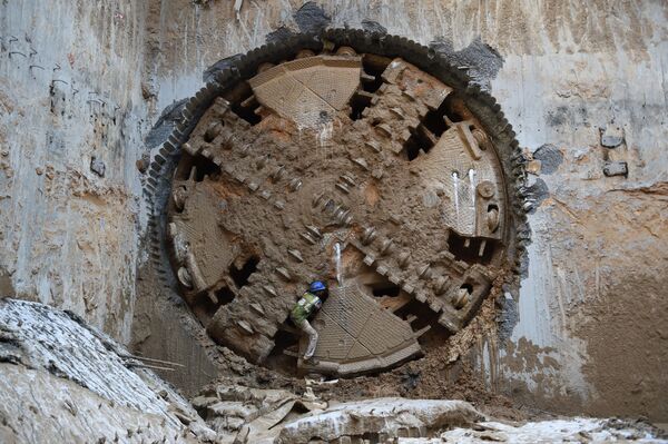 Рабочий возле бурильной машины на строительстве туннеля для метро в Ахмедабаде, Индия - Sputnik Узбекистан