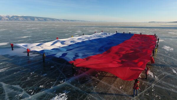 Флаг России развернули на льду Байкала - Sputnik Узбекистан