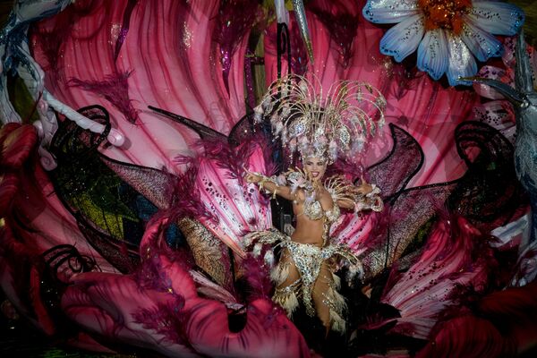 Девушка в костюме на карнавале Санта-Крус в Санта-Крус-де-Тенерифе, Испания - Sputnik Узбекистан