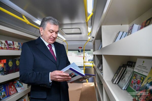 Больницы, библиобусы, дома: Мирзиёев проверил социальные объекты Намангана Больницы, библиобусы, дома: Мирзиёев проверил социальные объекты Намангана - Sputnik Узбекистан