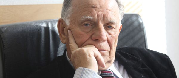 Нобелевский лауреат Жорес Алферов в рабочем кабинете в Государственной думе РФ - Sputnik Узбекистан