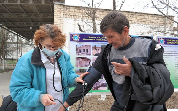 Лица без определенного места жительства проходят медицинское обследование - Sputnik Узбекистан