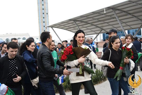 Барабаны, цветы и фанаты: как Елену Исинбаеву встречают в Ташкенте - Sputnik Узбекистан