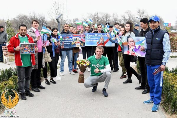 Барабаны, цветы и фанаты: как Елену Исинбаеву встречают в Ташкенте - Sputnik Узбекистан