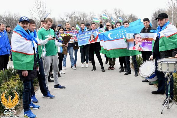 Барабаны, цветы и фанаты: как Елену Исинбаеву встречают в Ташкенте - Sputnik Узбекистан