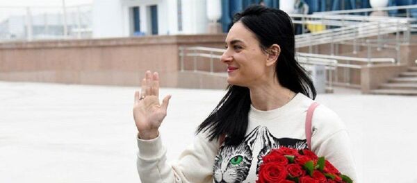 Барабаны, цветы и фанаты: как Елену Исинбаеву встречают в Ташкенте Барабаны, цветы и фанаты: как Елену Исинбаеву встречают в Ташкенте - Sputnik Узбекистан