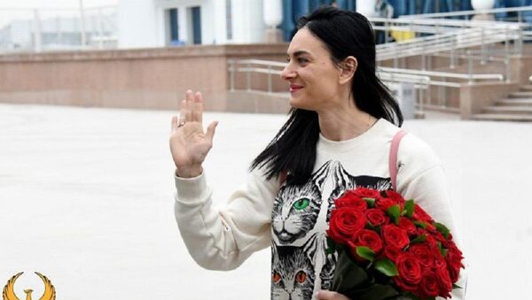 Барабаны, цветы и фанаты: как Елену Исинбаеву встречают в Ташкенте - Sputnik Узбекистан