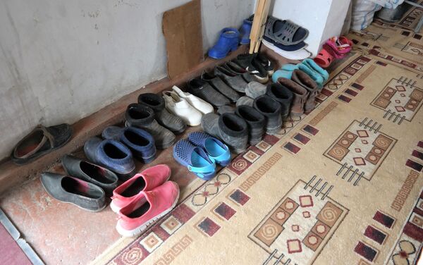 Обувь в женской зоне центра реабилитации - Sputnik Ўзбекистон