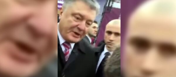 Порошенко ударил девушку Порошенко ударил девушку - Sputnik Узбекистан