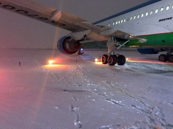 В UzAirways назвали возможные причины инцидента с самолетом в Пулково - Sputnik Узбекистан