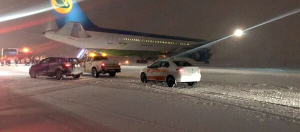 Самолет узбекских авиалиний выехал за пределы взлетно-посадочной полосы - Sputnik Узбекистан