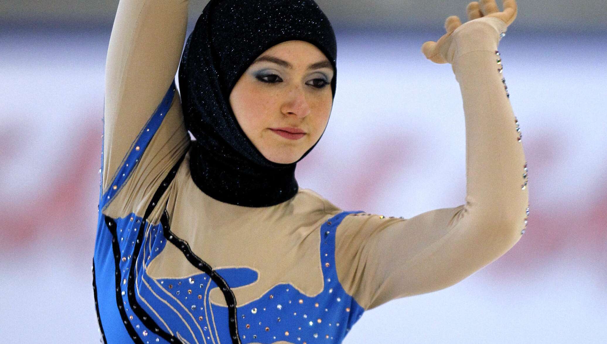 Katta yalangoch eshak ona doggy uslubi Mini yubka kiygan kotiba eshakda sikiladi