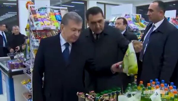 S Mirziyoyevim za pokupkami: kak prezident uznal o senax na produkti - video - Sputnik O‘zbekiston