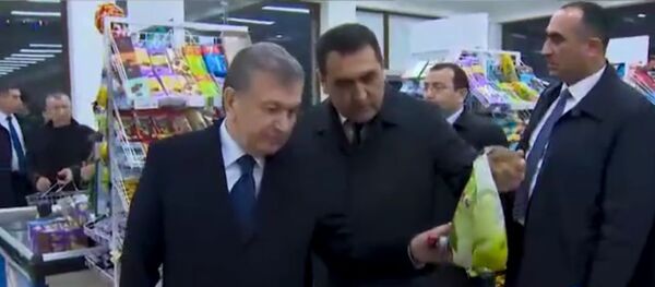 С Мирзиёевым за покупками: как президент узнал о ценах на продукты - видео - Sputnik Узбекистан