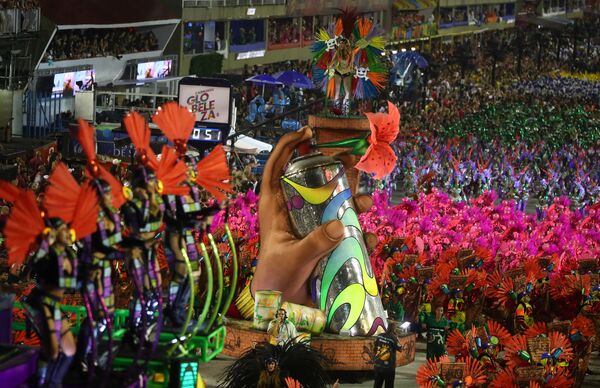 Участники из школы Grande Rio на карнавале в Рио-де-Жанейро, Бразилия - Sputnik Узбекистан