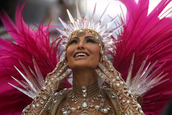 Танцовщица Sabrina Sato из школы Gavioes da Fiel на карнавале в Сан-Паулу, Бразилия - Sputnik Ўзбекистон