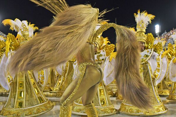 Участники из школы Viradouro на карнавале в Рио-де-Жанейро, Бразилия - Sputnik Ўзбекистон