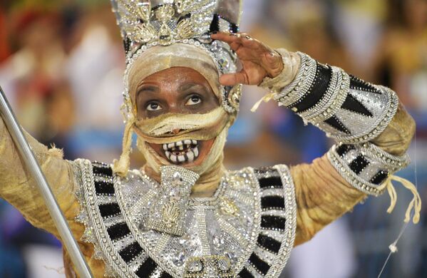 Участники из школы Viradouro на карнавале в Рио-де-Жанейро, Бразилия - Sputnik Ўзбекистон