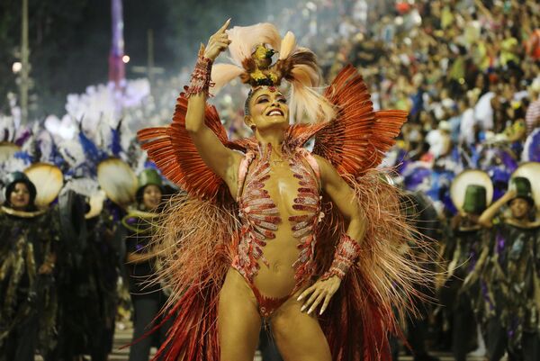 Uchastnitsa Juliana Paes iz shkoli Grande Rio Samba na karnavale v Rio-de-Janeyro, Braziliya - Sputnik O‘zbekiston